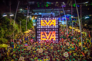 Foto do bloco EVA com vários foliões atrás do trio elétrico no Carnaval de Salvador